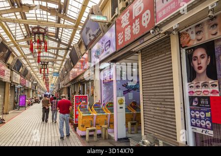 Taipei, Taiwan - 20 ottobre 2019: Mercato notturno di Huaxi Street a Taipei, Taiwan Foto Stock