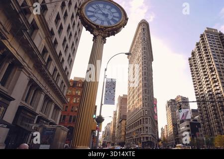 New York, USA - 20 giugno 2015: Camminare per le strade di New York, Manhattan. La vita di New York nel pomeriggio. Strade ed edifici cittadini Foto Stock
