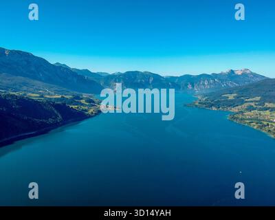 Riprese aeree del lago Attersee nella regione di Salzkammergut austriaca Foto Stock
