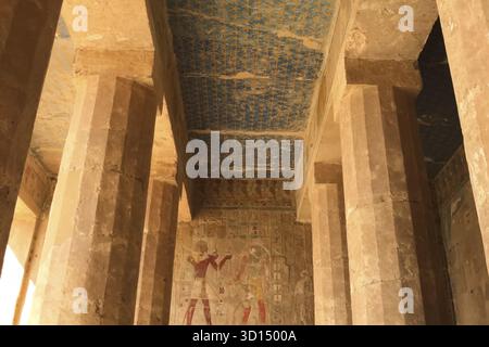 Gli edifici e le colonne di antichi Egiziani megaliti. Le antiche rovine di edifici egiziano Foto Stock