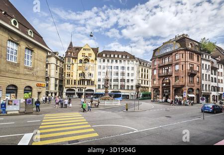 Basilea, Svizzera - 13 luglio 2019: Piazza del mercato del pesce nel centro di Basilea con una fontana Fischmarktbrunnen. La fontana è stata costruita nel secondo... Foto Stock