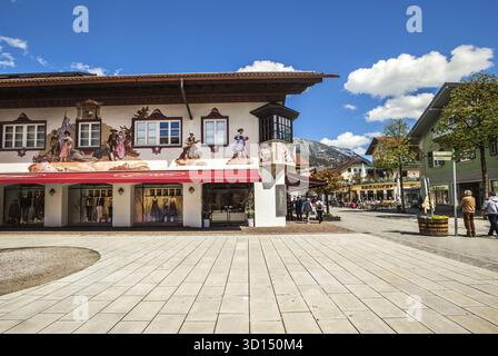 Garmisch-partenkirchen, Germania - 2 maggio 2017: Belle case a Garmisch-Partenkirchen nelle Alpi Bavaresi Foto Stock