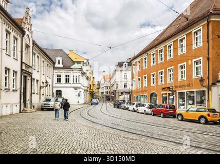 Augusta, Germania - 09 maggio 2017: Strada con binari del tram nel centro di Augusta, Germania Foto Stock