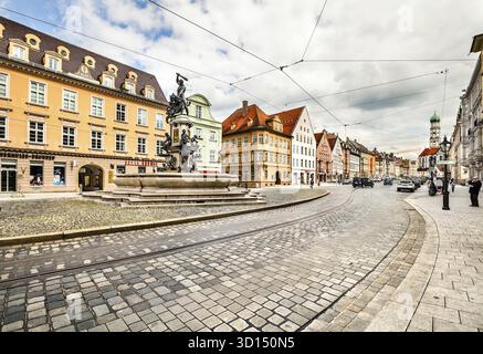 Augusta, Germania - 09 maggio 2017: La fontana di Herkules sulla Maximilianstrasse ad Augusta, costruita nel 1600. Germania Foto Stock