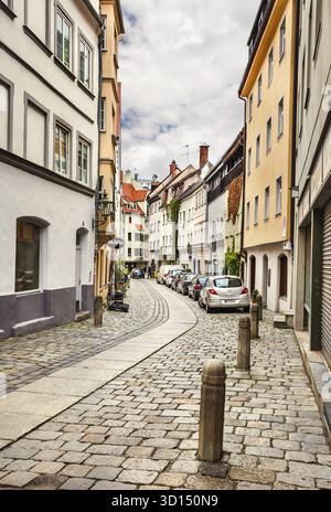 Augusta, Germania - 09 maggio 2017. Strada stretta con auto nel centro dell'antica città di Augusta, in Germania Foto Stock