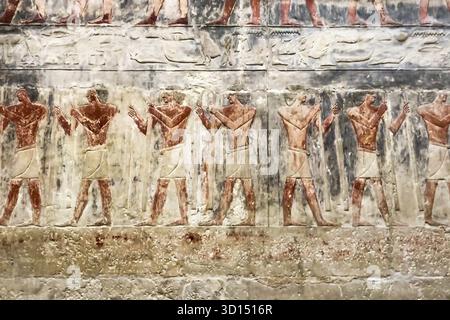 Geroglifici egiziani e disegni sulle pareti e colonne. Lingua egiziana, la vita delle antiche divinità e la gente in geroglifici e disegni Foto Stock