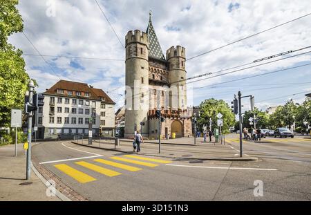 Basilea, Svizzera - 13 luglio 2019: Porta storica della città di Spalentor a Basilea. Svizzera Foto Stock