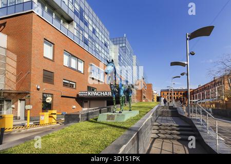Vecchia fabbrica di tessitura restaurata, che ora ospita un centro affari con uffici, ristoranti, caffetterie Foto Stock
