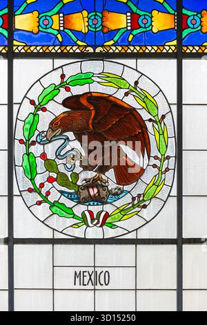 Vetrata colorata con l'emblema nazionale messicano di un'aquila che divora un serpente, esposta nel Castello di Chapultepec, città del Messico, Messico. Foto Stock
