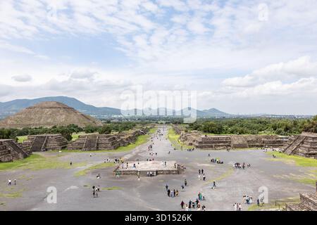 I visitatori camminano lungo il viale dei morti verso la Piramide del Sole a Teotihuacán, Messico. Foto Stock