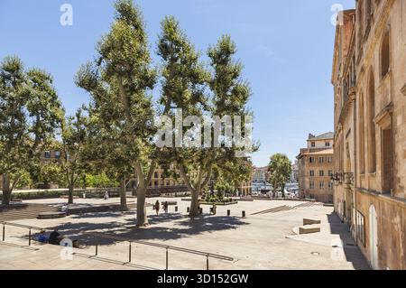 MARSIGLIA, FRANCIA - 5 LUGLIO: La piazza vicino al lungomare nel centro di Marsiglia il 5 luglio 2014 Foto Stock