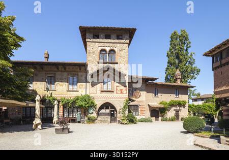 Grazzano Visconti, Italia - 18 luglio 2016: Grazzano Visconti - un borgo in stile medievale, costruito tra il 1900 e il 1941. Ora è una città di artigiani Foto Stock