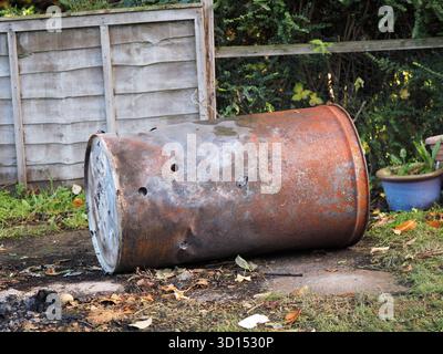 Tamburo d'olio in acciaio utilizzato per falò da giardino domestici Foto Stock