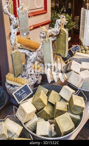 L'Isle-sur-la-Sorgue, Francia - 6 luglio 2014: Diversi saponi fatti a mano sul mercato in Provenza Foto Stock