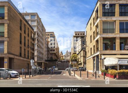 Marsiglia, Francia - 5 LUGLIO 2014: Il centro di Marsiglia con scale e vista su una delle torri della Cattedrale di Marsiglia in Francia Foto Stock