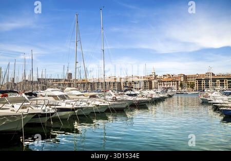 Marsiglia, Francia - 5 luglio 2014: La piazza vicino al lungomare nel centro di Marsiglia il 5 luglio 2014 Foto Stock
