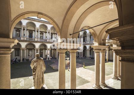 Milano, Italia - 16 luglio 2016: Cortile del Palazzo di Brera a Milano, Italia Foto Stock
