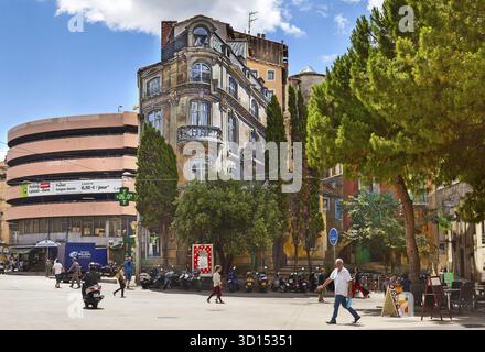 MONTPELLIER, FRANCIA - 13 LUGLIO 2014: Montpellier - zona centrale della città con splendide case dipinte il 13 luglio Foto Stock