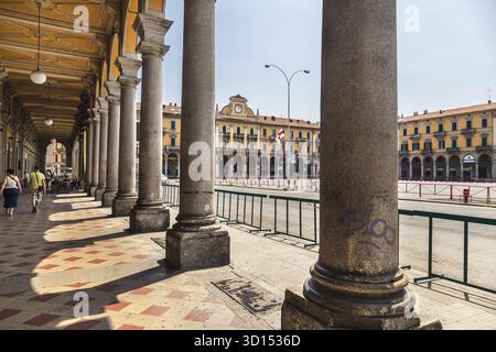Allesanria, Italia - 10 luglio 2016: Portici nel centro storico della città ad Allesanria, Italia Foto Stock
