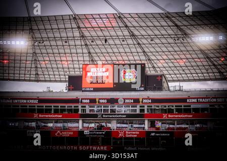Leverkusen, Germania. 26 ottobre 2025. LEVERKUSEN, GERMANIA - OTTOBRE 26: Lo schermo video prima della partita di Bundesliga (giorno di gioco 8) tra Bayer 04 Leverkusen e SC Freiburg alla BayArena il 26 ottobre 2025 a Leverkusen, Germania. (Foto di Axel Kohring/Beautiful Sports) LE NORMATIVE DFL VIETANO QUALSIASI USO DI FOTOGRAFIE COME SEQUENZE DI IMMAGINI E/O QUASI-VIDEO. Credito: dpa/Alamy Live News Foto Stock
