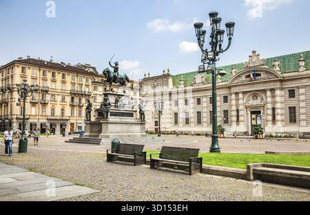 Torino, Italia - 8 luglio 2016: Monumento equestre al re Carlo Alberto di Sardegna in Piazza Carlo Alberto a Torino Foto Stock