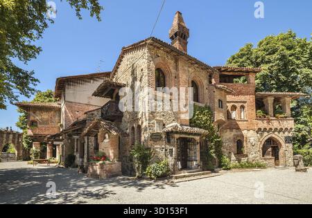 Grazzano Visconti, Italia - 18 luglio 2016: Grazzano Visconti - un borgo in stile medievale, costruito tra il 1900 e il 1941. Ora è una città di artigiani Foto Stock