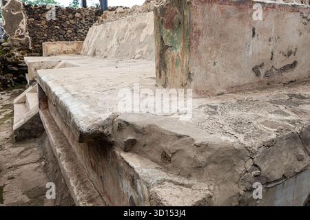 Piattaforma in stucco dipinta e scalinata da una struttura scavata nel sito archeologico di Teotihuacán, Messico. Foto Stock