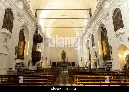 Scicli, Sizilien - Italia - 04-05-2025: L'interno della Chiesa della Madonna del Carmine a Scicli, con file di pere lignee, altari ornati e det Foto Stock