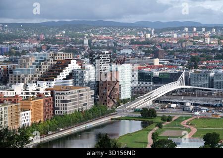 Oslo, Norvegia - 12 settembre 2025: Panorama della moderna città di Oslo, architettura degli edifici nel nuovo quartiere di Bjorvika Foto Stock