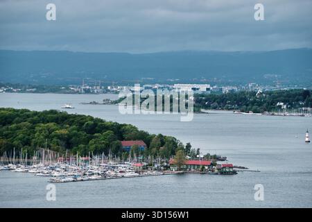 Oslo, Norvegia - 12 settembre 2025: Vista di Hovedoya e Fornebu dalla collina di Ekeberg nei fiordi di Oslo Foto Stock