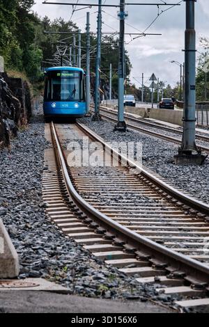 Oslo, Norvegia - 12 settembre 2025: Un tram elettrico passeggeri CAF 416 di Oslo scivola silenziosamente nel centro di Oslo Foto Stock