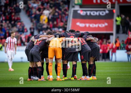 LEVERKUSEN, GERMANIA - OTTOBRE 26: La squadra del Bayer 04 Leverkusen prima della partita di Bundesliga (giorno 8) tra Bayer 04 Leverkusen e SC Freiburg al BayArena il 26 ottobre 2025 a Leverkusen, Germania. (Foto di Axel Kohring/Beautiful Sports) LE NORMATIVE DFL VIETANO QUALSIASI USO DI FOTOGRAFIE COME SEQUENZE DI IMMAGINI E/O QUASI-VIDEO. Foto Stock