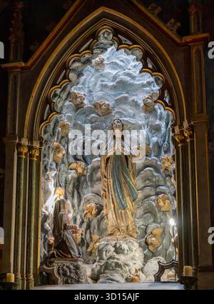 La chiesa principale di le Crotoy è l'Eglise Saint-Pierre (Chiesa di San Pietro), le Crotoy, St Bernadette e la Vergine Maria, Piccardia, Francia settentrionale. Foto Stock