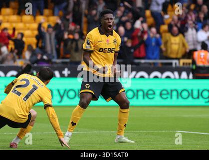 Marshall Munetsi dei Wolverhampton Wanderers celebra il secondo gol della squadra durante la partita di Premier League al Molineux Stadium di Wolverhampton. Data foto: Domenica 26 ottobre 2025. Foto Stock