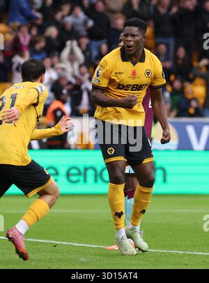 Marshall Munetsi dei Wolverhampton Wanderers celebra il secondo gol della squadra durante la partita di Premier League al Molineux Stadium di Wolverhampton. Data foto: Domenica 26 ottobre 2025. Foto Stock