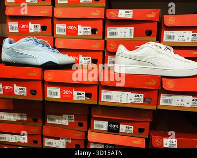 Iserlohn Germania ottobre 26 2025 scatole di sneakers Puma impilate sugli scaffali del negozio di scarpe Foto Stock