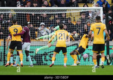 Marshall Munetsi dei Wolverhampton Wanderers (terzo da destra) segna il secondo gol della partita durante la partita di Premier League al Molineux Stadium di Wolverhampton. Data foto: Domenica 26 ottobre 2025. Foto Stock
