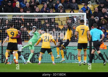 Marshall Munetsi dei Wolverhampton Wanderers (terzo da destra) segna il secondo gol della partita durante la partita di Premier League al Molineux Stadium di Wolverhampton. Data foto: Domenica 26 ottobre 2025. Foto Stock