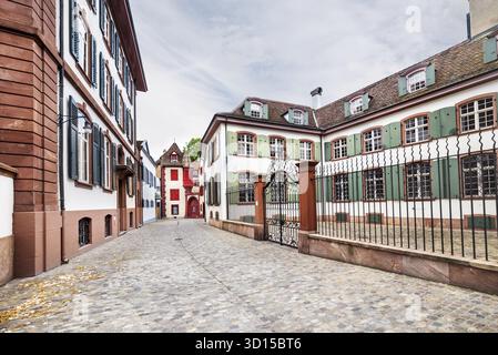 Basilea, Svizzera - 13 luglio 2019. Centro storico di Grossbasel. Vecchie case sulla strada Rittergasse. Svizzera Foto Stock