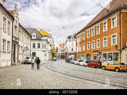 Augusta, Germania - 09 maggio 2017: Strada con binari del tram nel centro di Augusta, Germania Foto Stock
