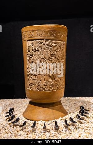 Urna funeraria azteca raffigurante Tezcatlipoca, il dio Mexica della notte e del destino. Utilizzato nelle sepolture, al Templo Mayor Museum di città del Messico. Foto Stock