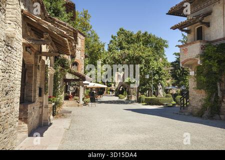 Grazzano Visconti, Italia - 18 luglio 2016: Grazzano Visconti - un borgo in stile medievale, costruito tra il 1900 e il 1941. Ora è una città di artigiani Foto Stock