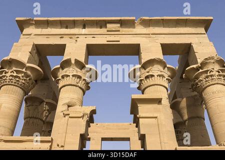 Gli edifici e le colonne di antichi Egiziani megaliti. Le antiche rovine di edifici egiziano Foto Stock