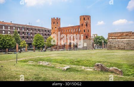 Italia, Torino - 08 luglio 2016: Veduta delle Torri Palatine, resti delle antiche mura romane a Torino, Italia Foto Stock