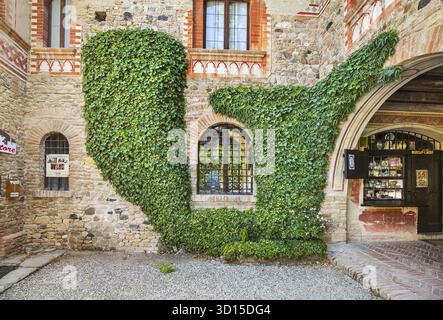 Grazzano Visconti, Italia - 18 luglio 2016: Grazzano Visconti - un borgo in stile medievale, costruito tra il 1900 e il 1941. Ora è una città di artigiani Foto Stock