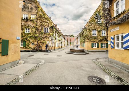 Augusta, Germania - 09 maggio 2017: Il Fuggerei è il più antico complesso residenziale sociale del mondo ad Augusta Foto Stock