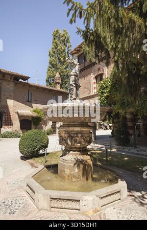 Grazzano Visconti, Italia - 18 luglio 2016: Grazzano Visconti - un borgo in stile medievale, costruito tra il 1900 e il 1941. Ora è una città di artigiani Foto Stock