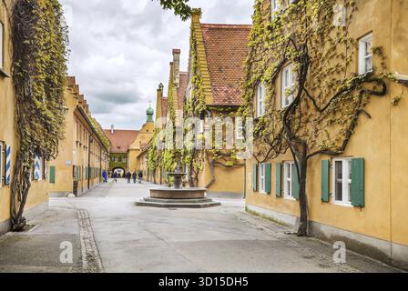Augusta, Germania - 09 maggio 2017: Il Fuggerei è il più antico complesso residenziale sociale del mondo ad Augusta Foto Stock