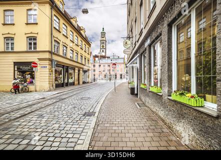 Augusta, Germania - 09 maggio 2017: Strada con binari del tram nel centro di Augusta, Germania Foto Stock