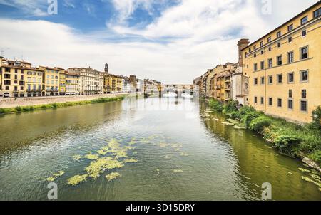Frenze, Italia - 13 luglio 2015: Vista del Ponte Vecchio e del fiume Arno a Firenze, Toscana, Italia. Firenze è una popolare destinazione turistica Foto Stock